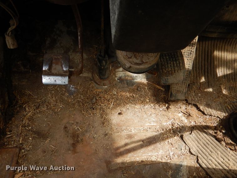 image for item DL3186 1979 Ford 700  feed mixer truck