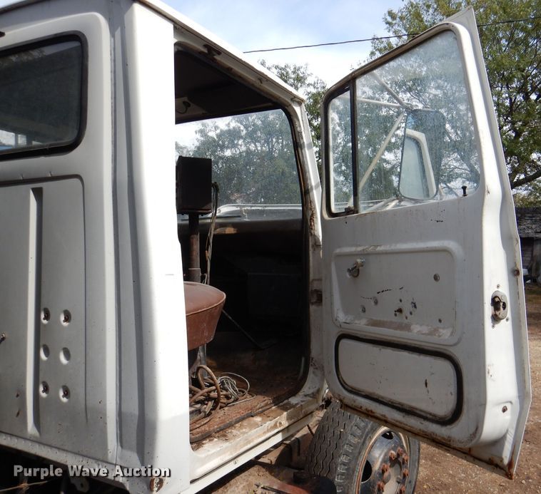 image for item DL3186 1979 Ford 700  feed mixer truck