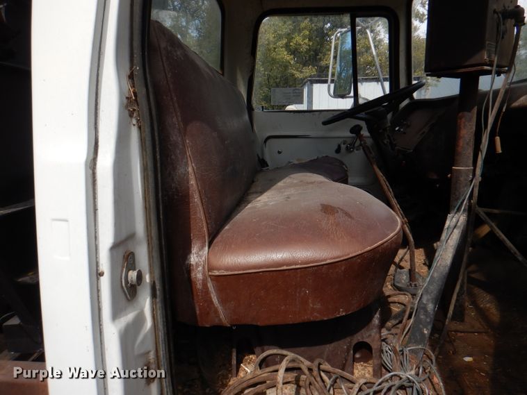 image for item DL3186 1979 Ford 700  feed mixer truck