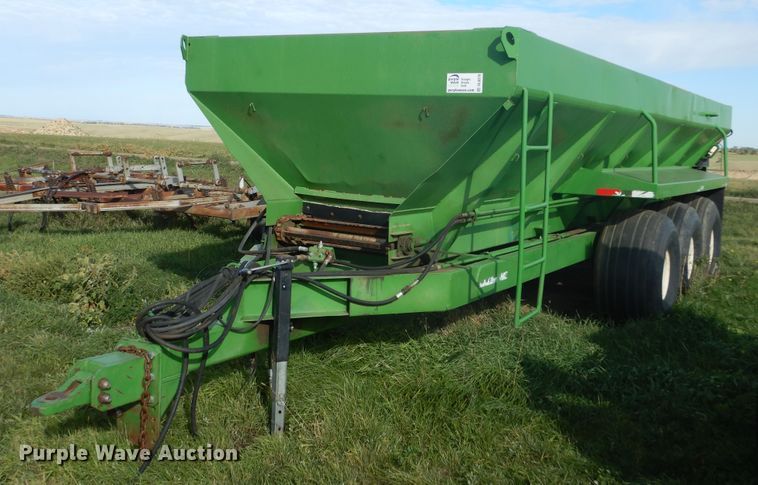 image for item DL6376 Dry fertilizer spreader
