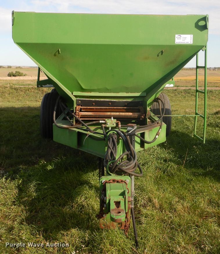 image for item DL6376 Dry fertilizer spreader