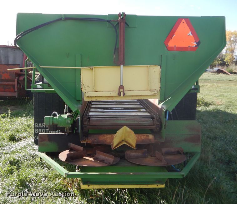 image for item DL6376 Dry fertilizer spreader