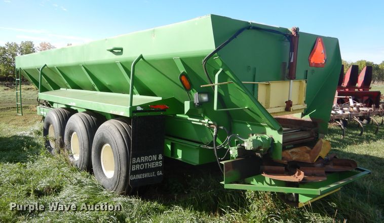 image for item DL6376 Dry fertilizer spreader