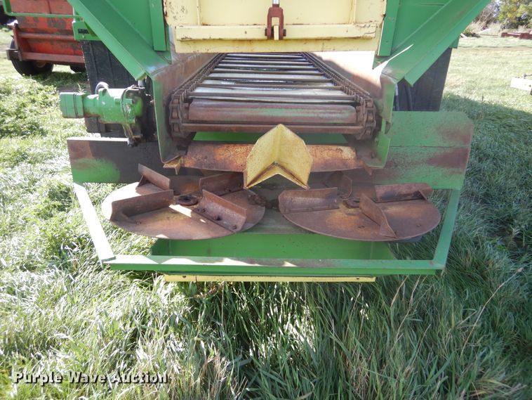 image for item DL6376 Dry fertilizer spreader