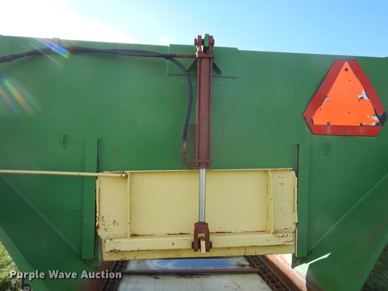 image for item DL6376 Dry fertilizer spreader