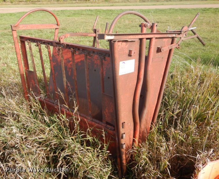 image for item DL6377 Livestock squeeze chute