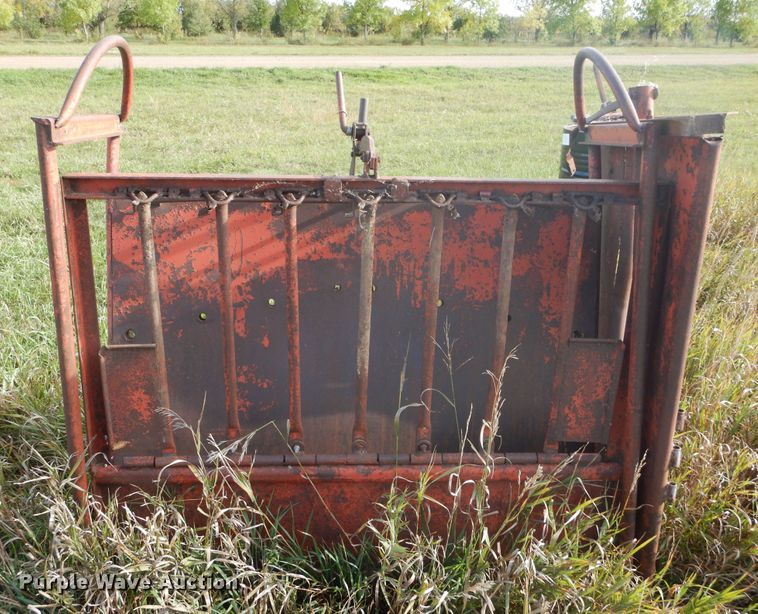 image for item DL6377 Livestock squeeze chute