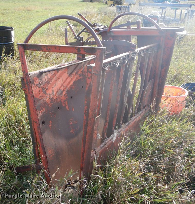 image for item DL6377 Livestock squeeze chute