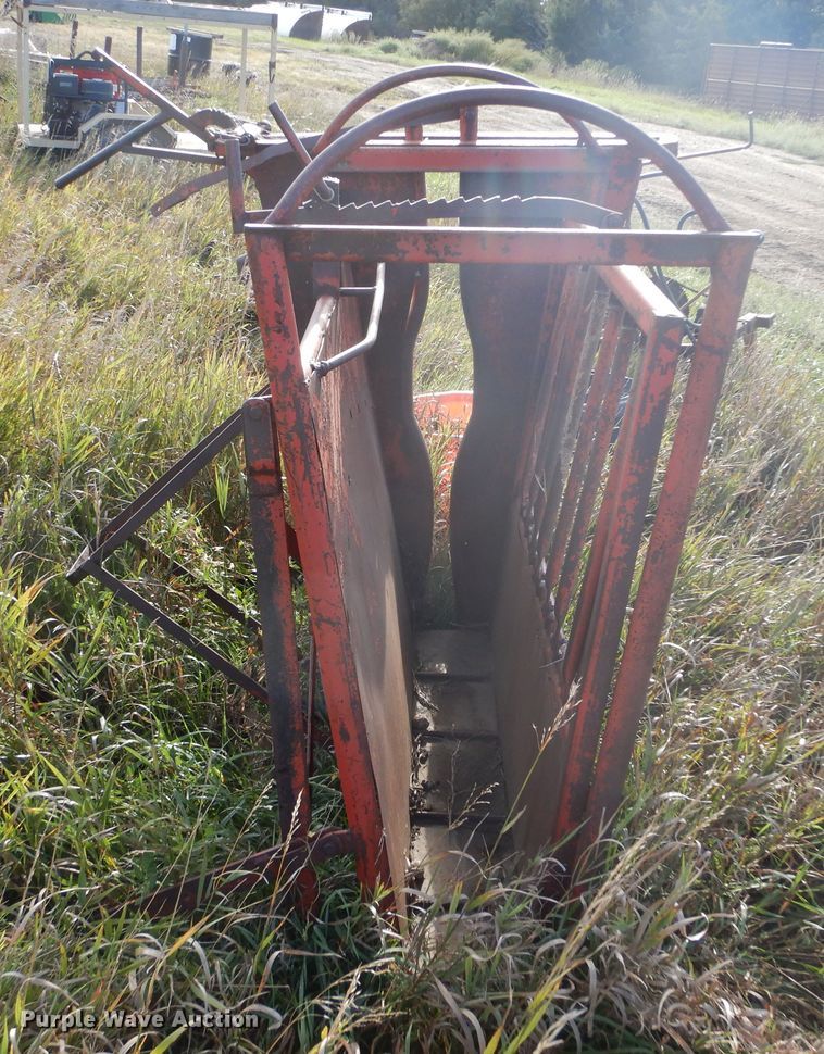image for item DL6377 Livestock squeeze chute