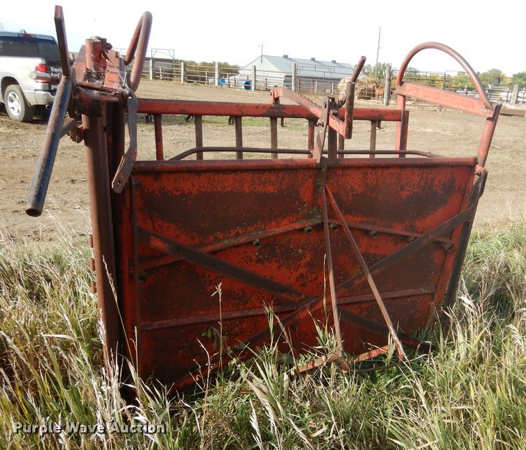 image for item DL6377 Livestock squeeze chute