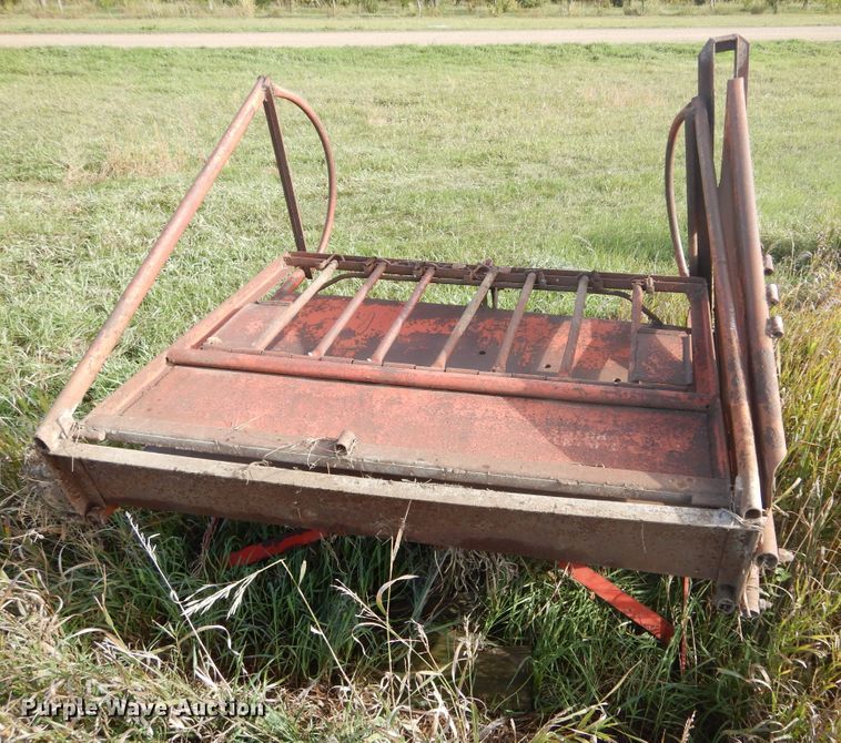 image for item DL6377 Livestock squeeze chute