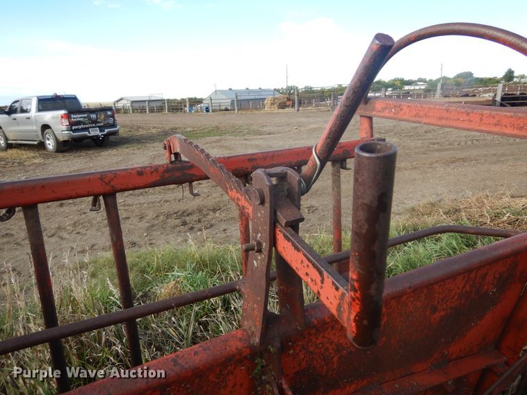 image for item DL6377 Livestock squeeze chute