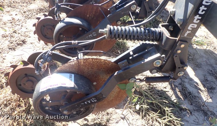 image for item DL7650 (17) Yetter 2987 row units