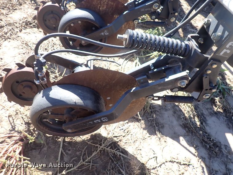 image for item DL7650 (17) Yetter 2987 row units