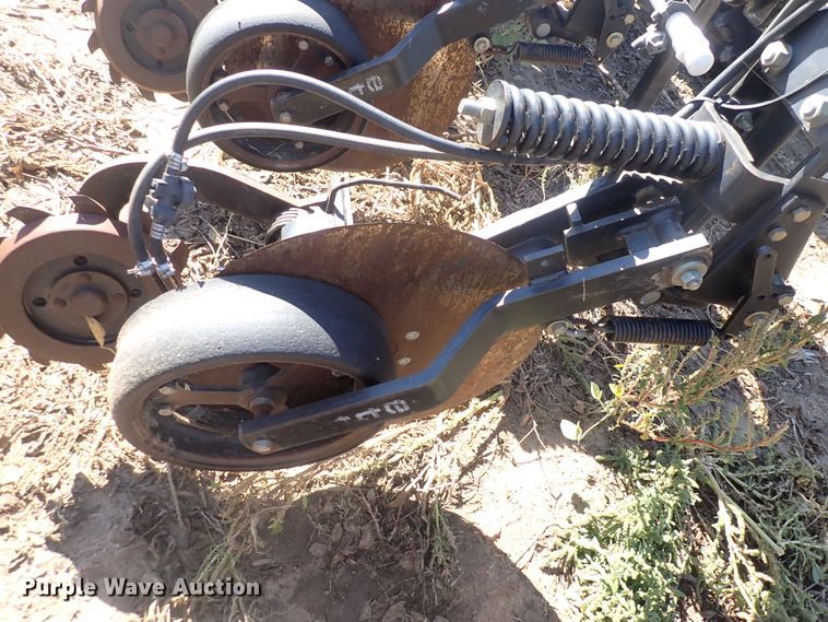 image for item DL7650 (17) Yetter 2987 row units