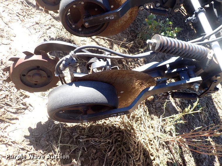 image for item DL7650 (17) Yetter 2987 row units