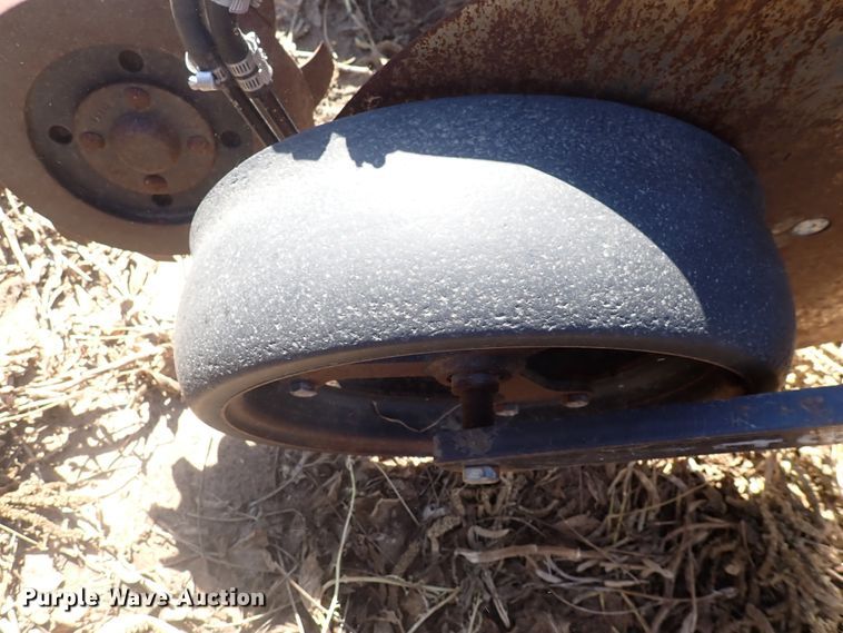 image for item DL7650 (17) Yetter 2987 row units