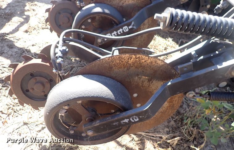 image for item DL7650 (17) Yetter 2987 row units