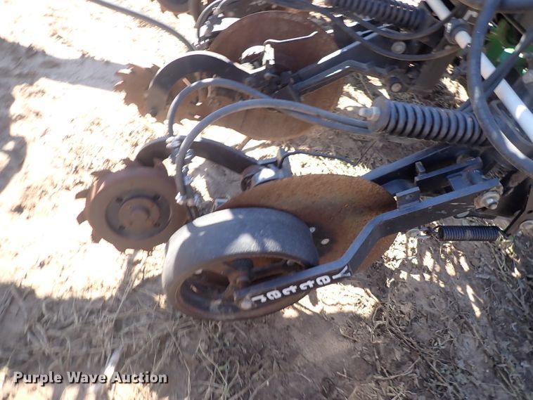 image for item DL7650 (17) Yetter 2987 row units