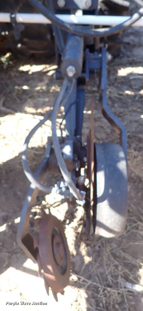 image for item DL7650 (17) Yetter 2987 row units