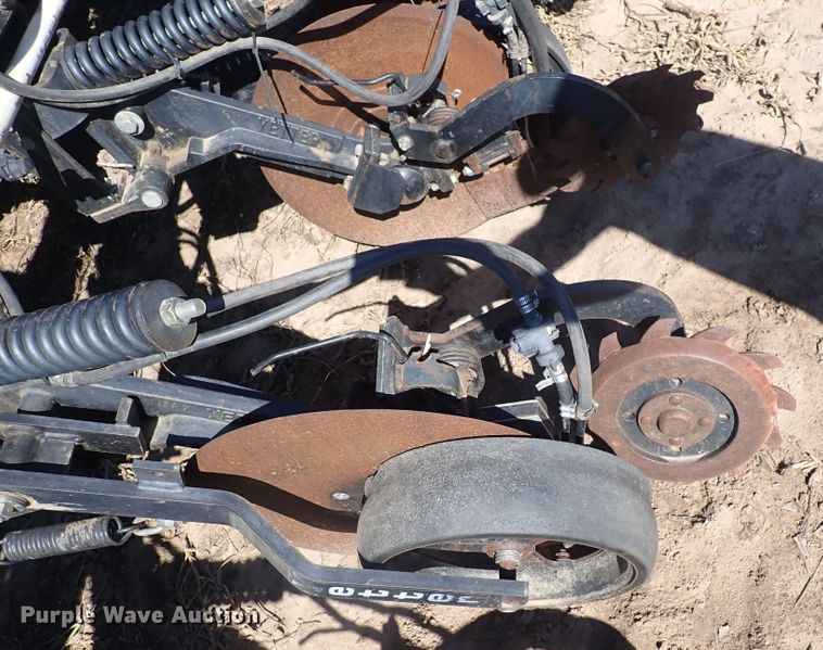 image for item DL7650 (17) Yetter 2987 row units