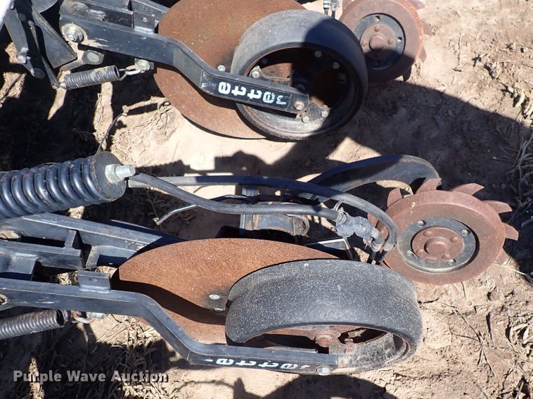 image for item DL7650 (17) Yetter 2987 row units