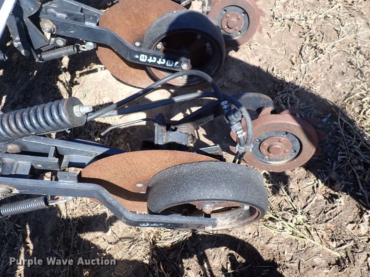 image for item DL7650 (17) Yetter 2987 row units