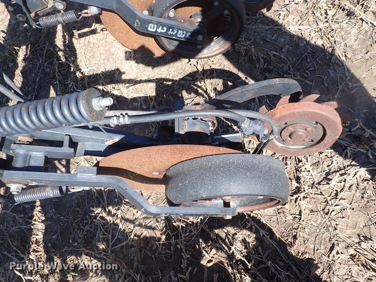 image for item DL7650 (17) Yetter 2987 row units