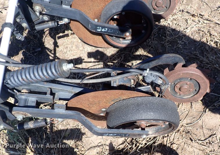 image for item DL7650 (17) Yetter 2987 row units