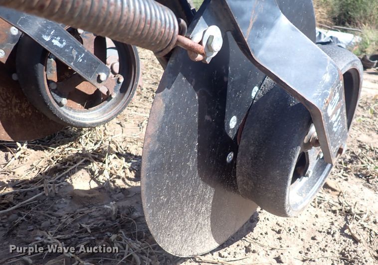 image for item DL7650 (17) Yetter 2987 row units