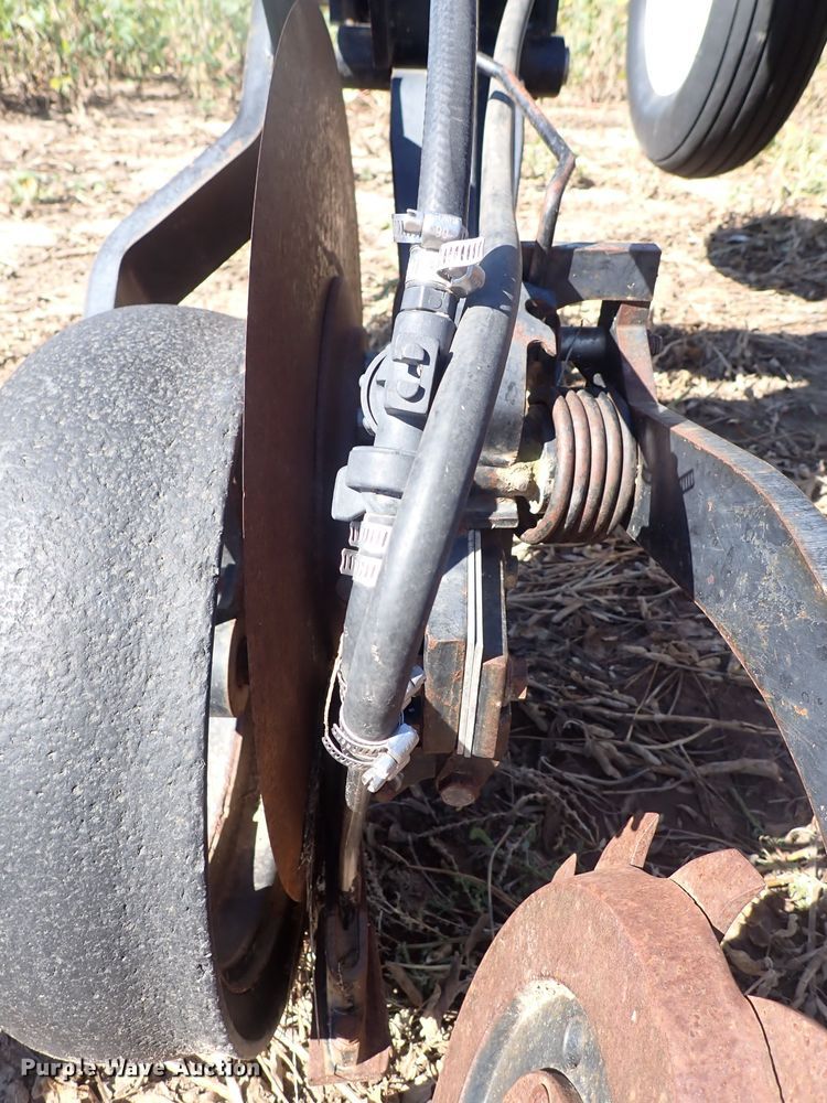 image for item DL7650 (17) Yetter 2987 row units