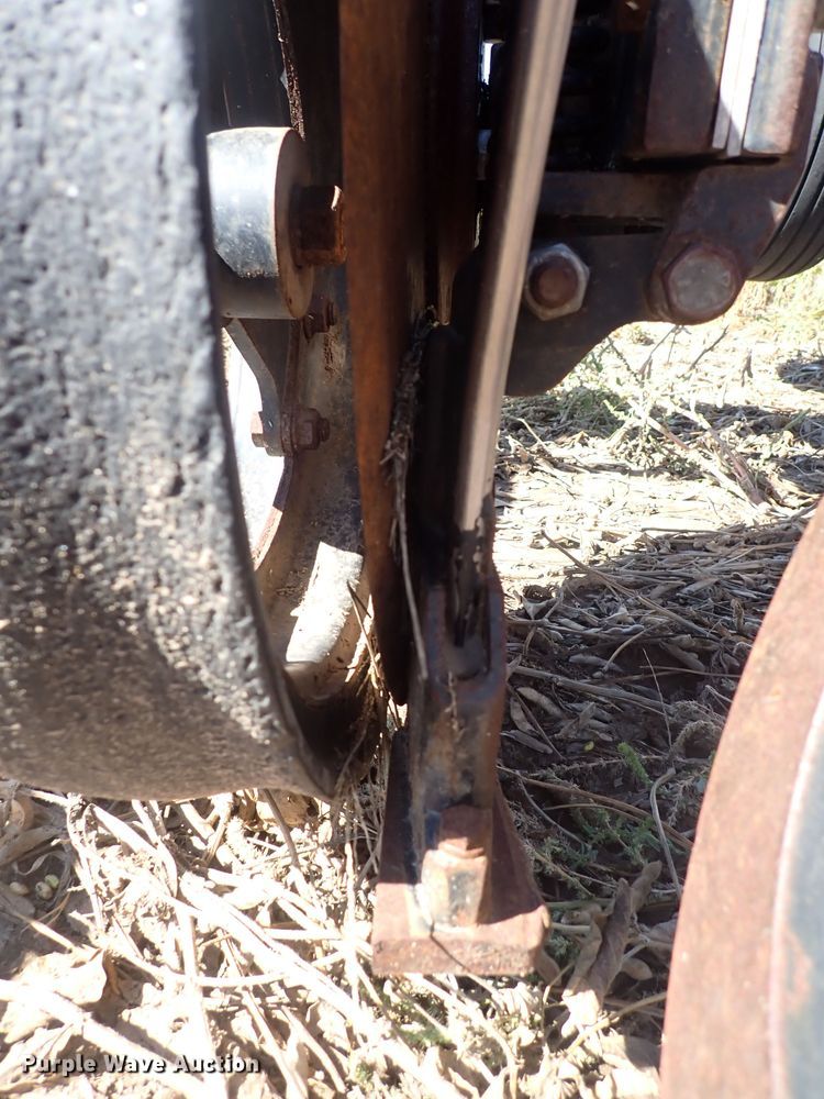 image for item DL7650 (17) Yetter 2987 row units