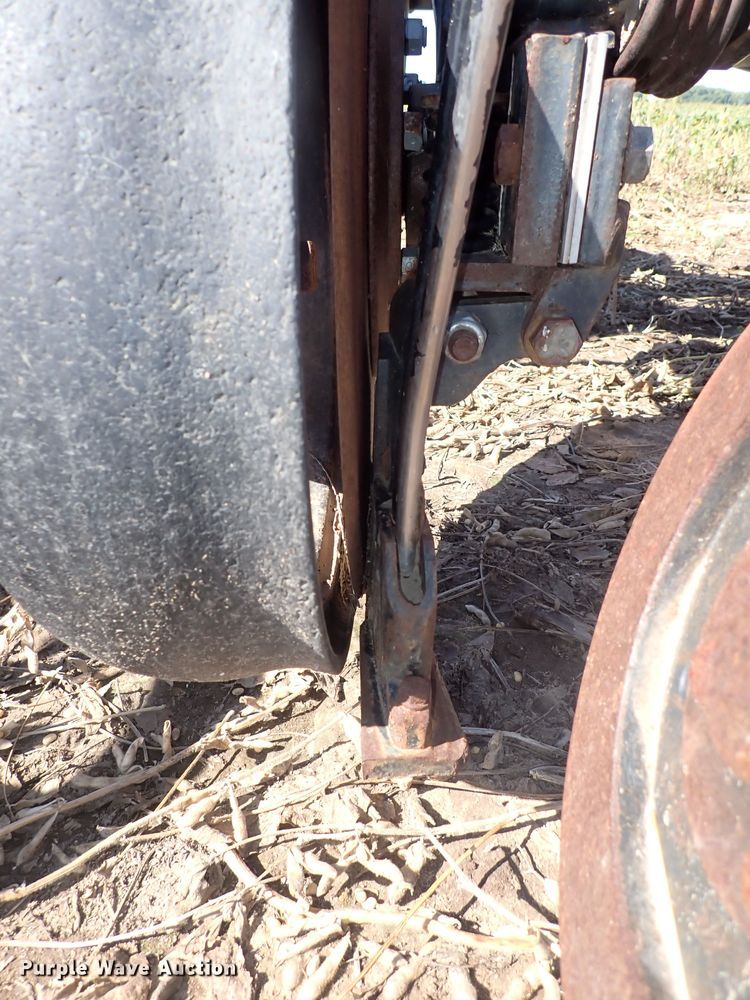 image for item DL7650 (17) Yetter 2987 row units