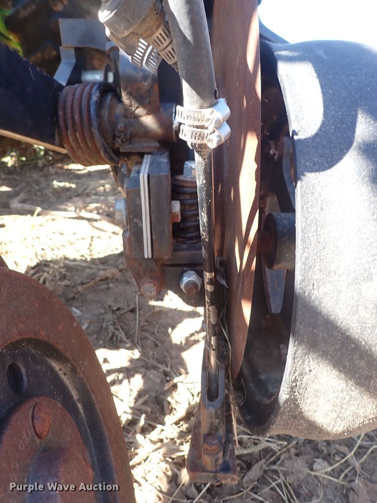 image for item DL7650 (17) Yetter 2987 row units