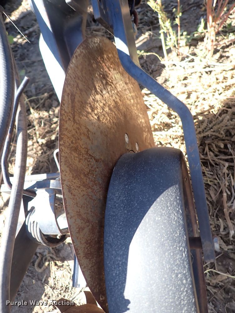 image for item DL7650 (17) Yetter 2987 row units