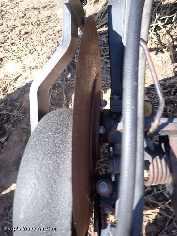 image for item DL7650 (17) Yetter 2987 row units