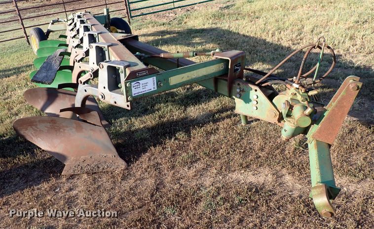 image for item DN2073 John Deere 2600  six bottom plow