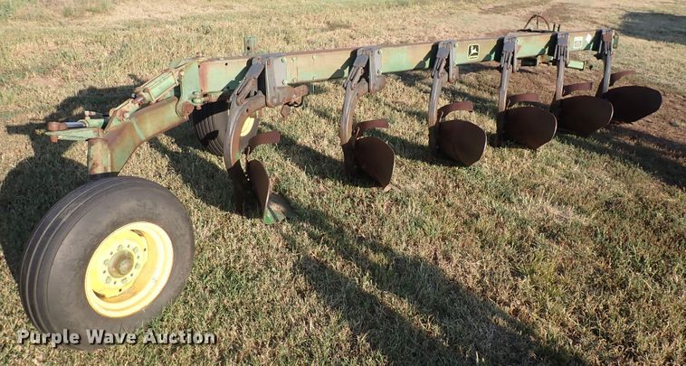 image for item DN2073 John Deere 2600  six bottom plow