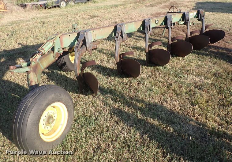 image for item DN2073 John Deere 2600  six bottom plow