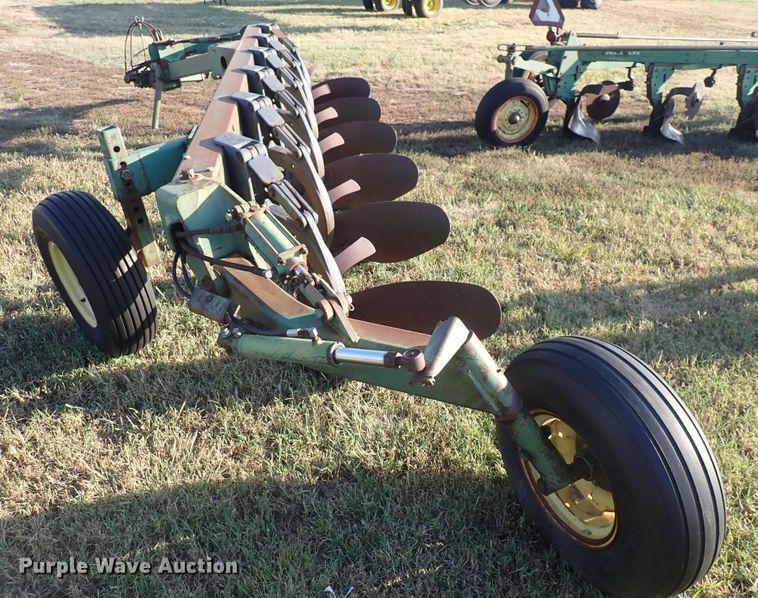 image for item DN2073 John Deere 2600  six bottom plow