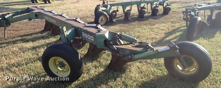 image for item DN2073 John Deere 2600  six bottom plow