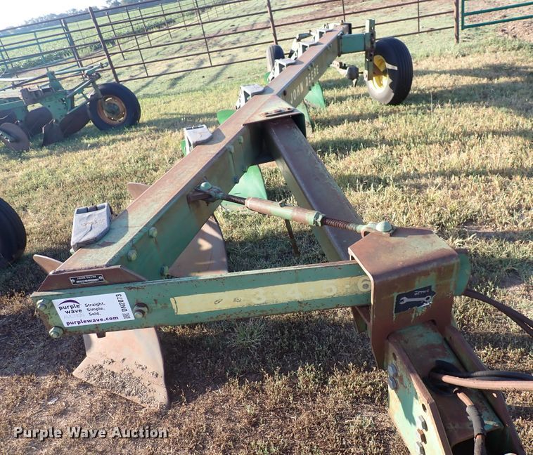image for item DN2073 John Deere 2600  six bottom plow