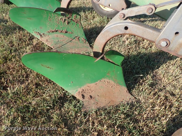 image for item DN2073 John Deere 2600  six bottom plow