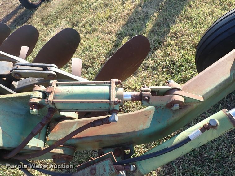 image for item DN2073 John Deere 2600  six bottom plow