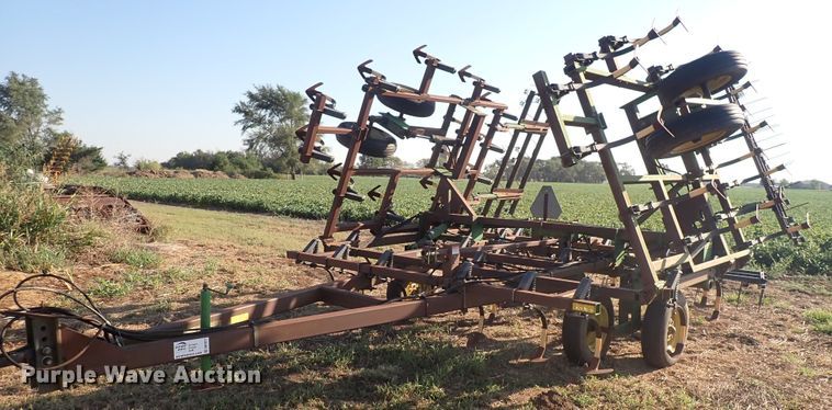 image for item DN2077 John Deere 960  field cultivator