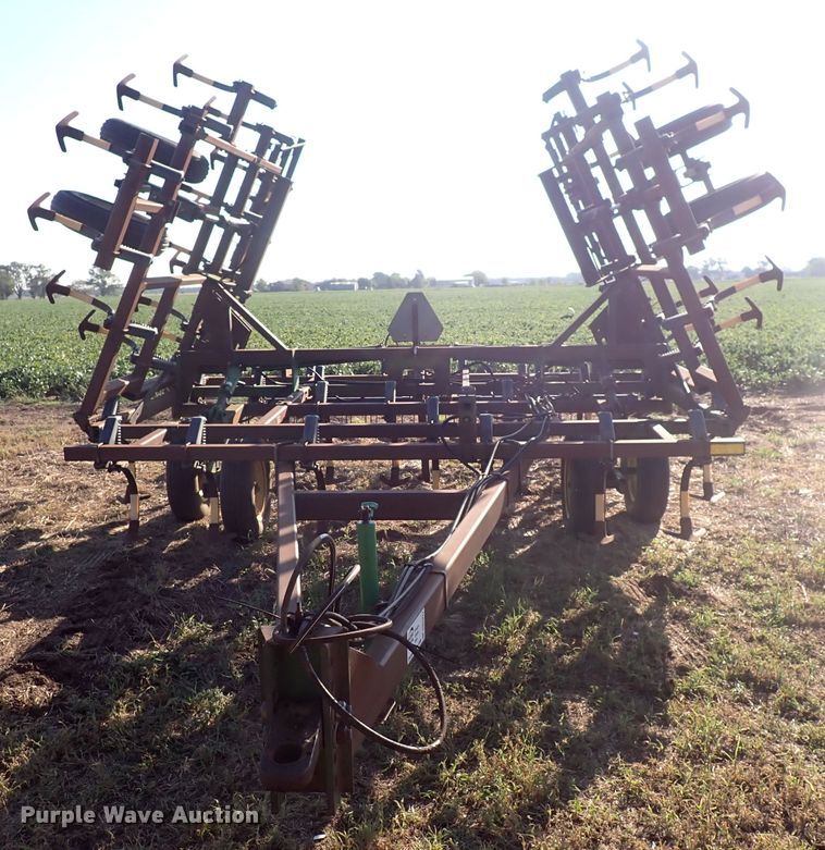 image for item DN2077 John Deere 960  field cultivator