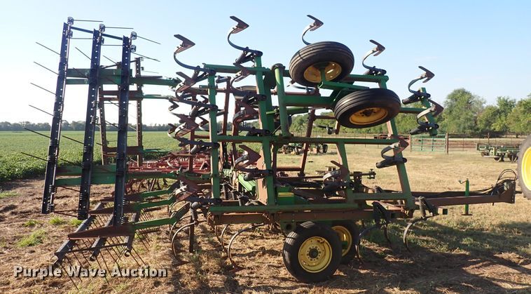 image for item DN2077 John Deere 960  field cultivator