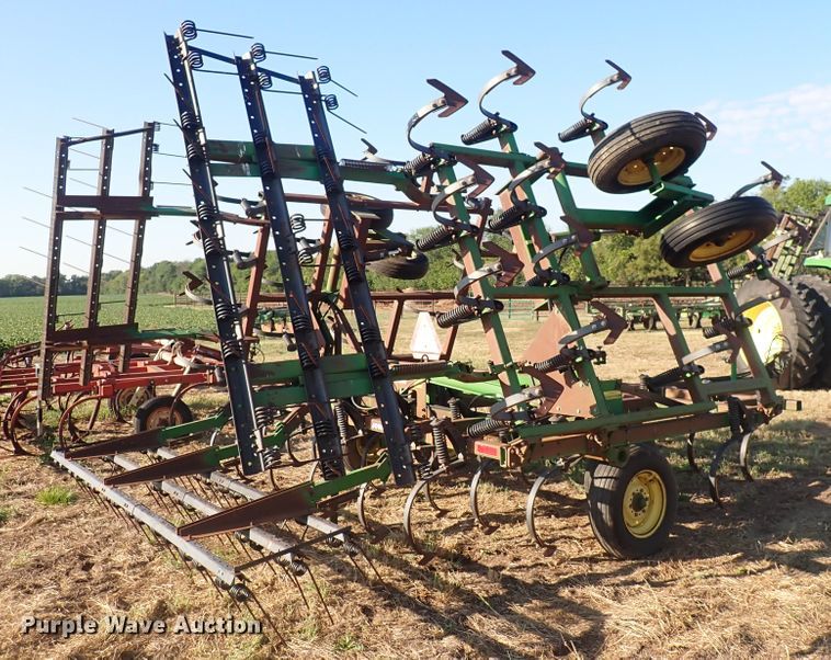 image for item DN2077 John Deere 960  field cultivator