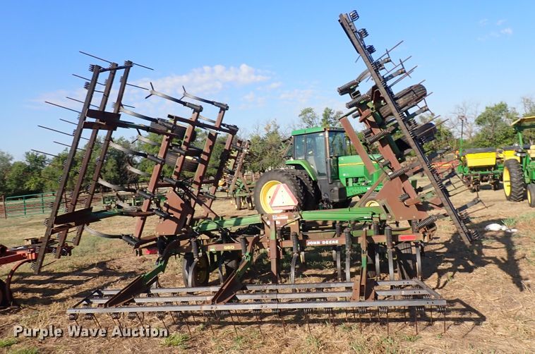 image for item DN2077 John Deere 960  field cultivator