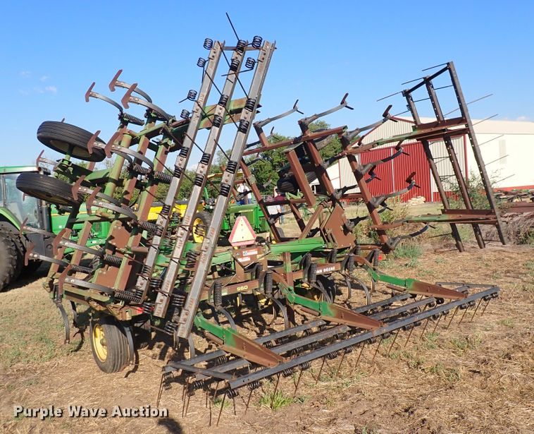 image for item DN2077 John Deere 960  field cultivator
